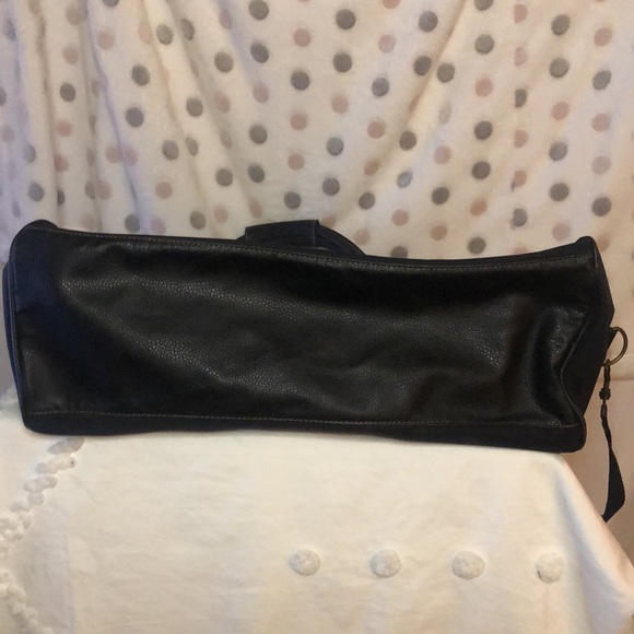 ELIZABETH ARDEN large black nylon and faux leather overnight bag. Detach straps. - Picture 7 of 7
